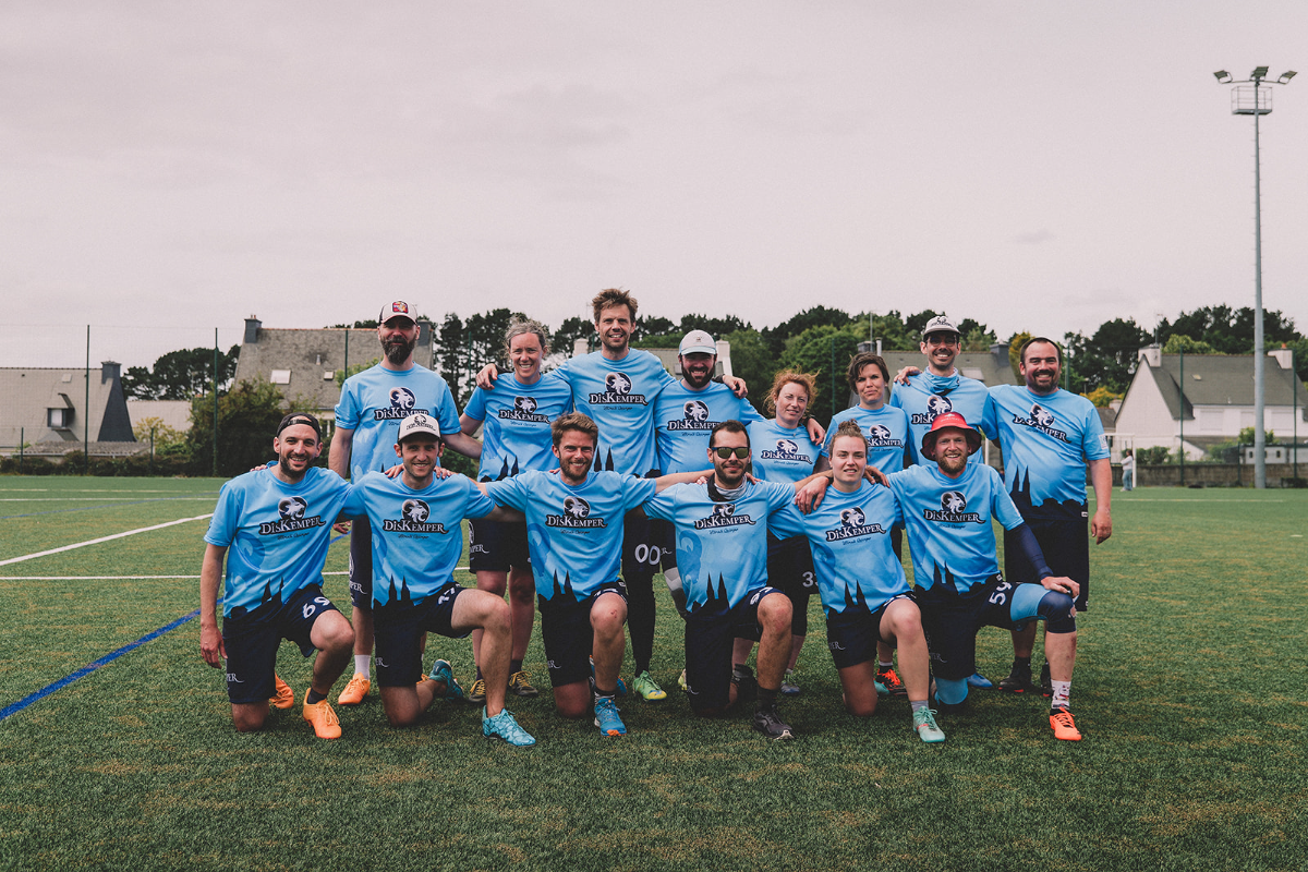 L'équipe Diskemper posant ensemble sur le terrain, maillots bleu ciel